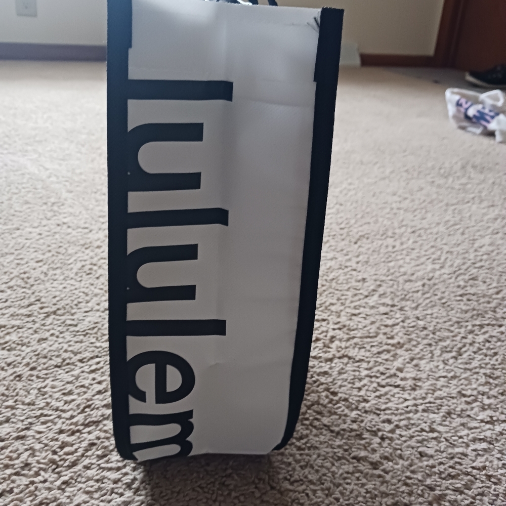 Lululemon reusable tote